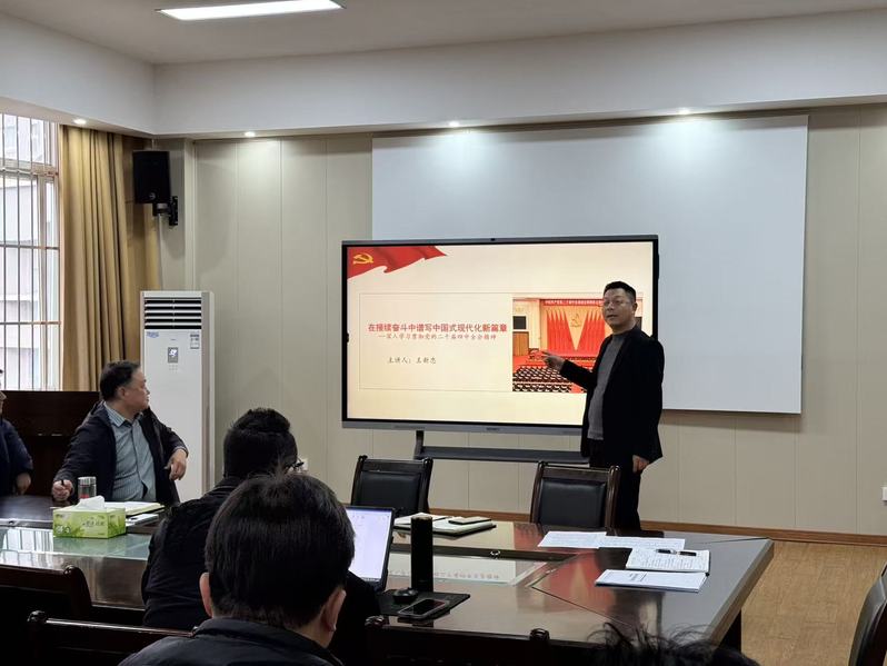 党委书记王新忠为学院教职工宣讲...